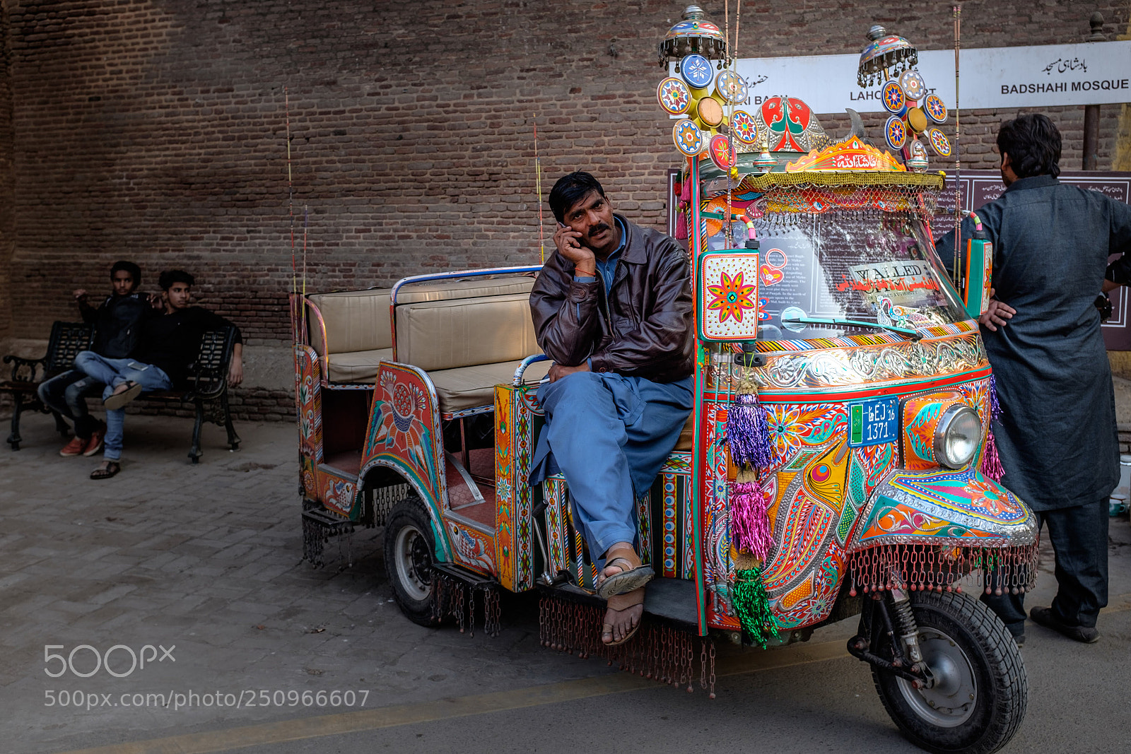 Fujifilm X100T sample photo. Rickshaw outside lahore fort photography