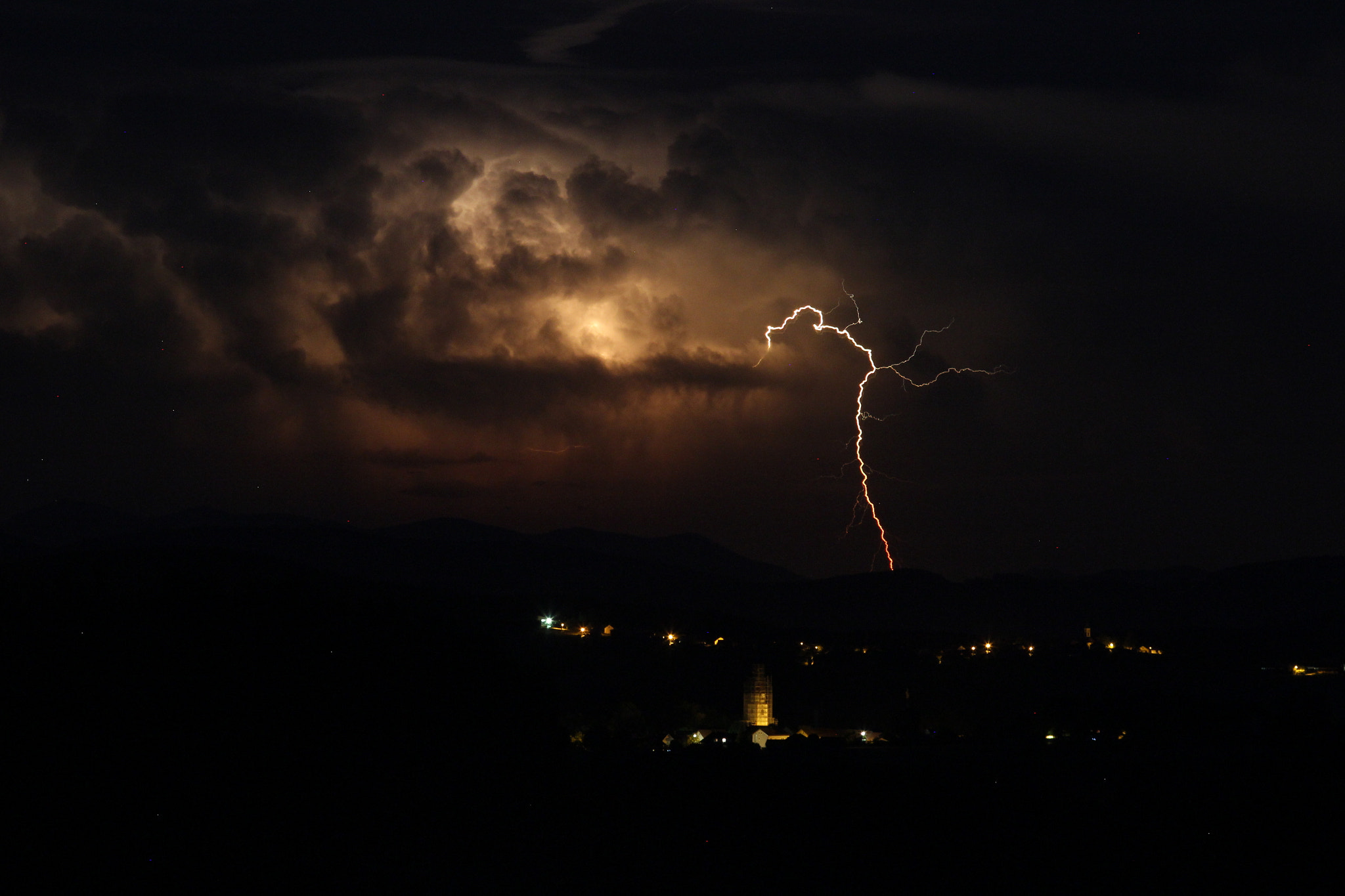 Canon EOS 600D (Rebel EOS T3i / EOS Kiss X5) + Canon EF 70-210mm f/4 sample photo. Thunderstorm photography