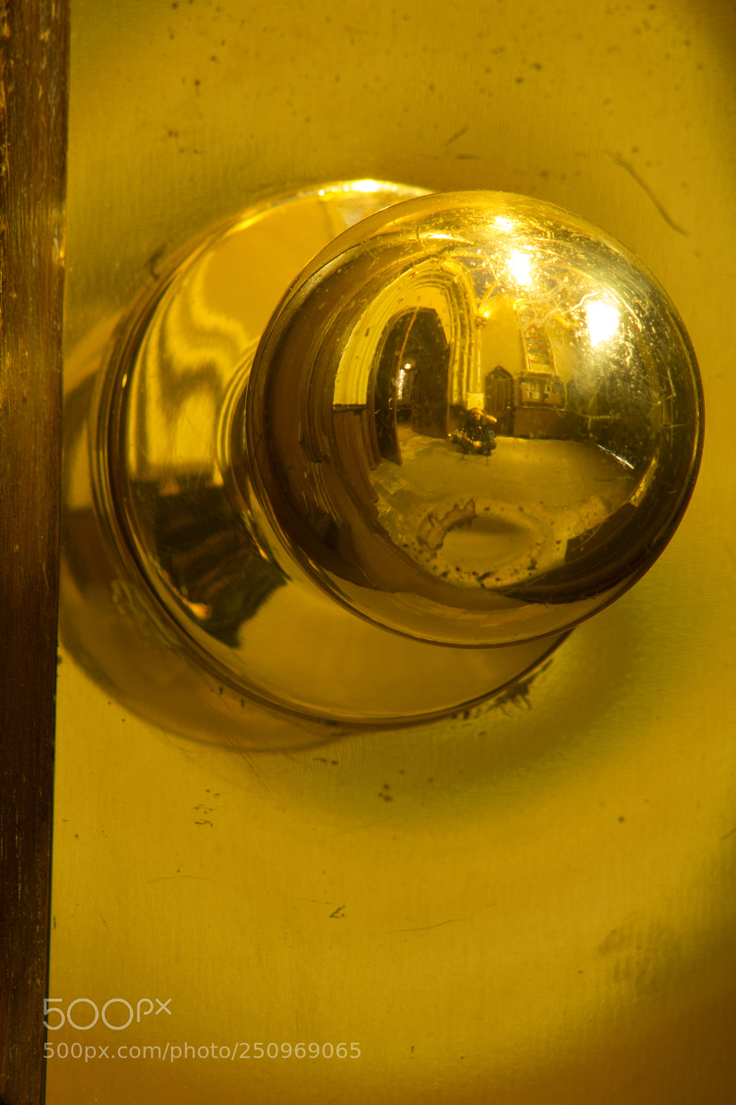 Canon EOS 1200D (EOS Rebel T5 / EOS Kiss X70 / EOS Hi) sample photo. Golden doorknob. photography