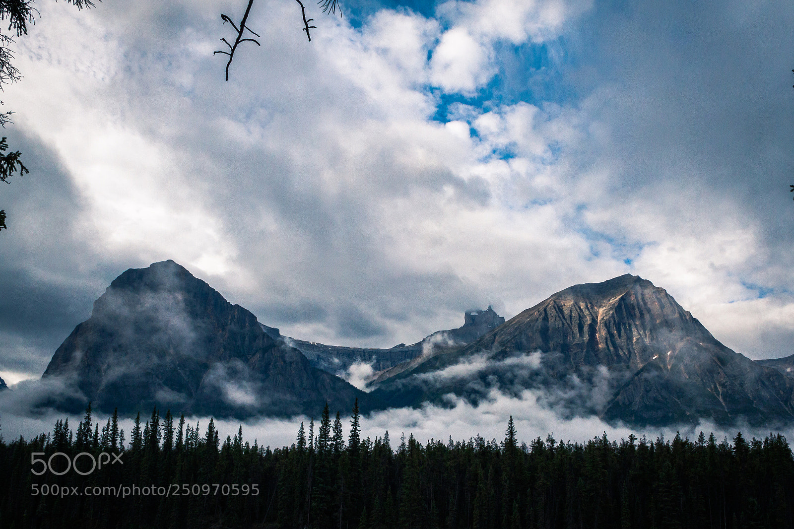 Canon EOS 500D (EOS Rebel T1i / EOS Kiss X3) sample photo. Misty mountains photography