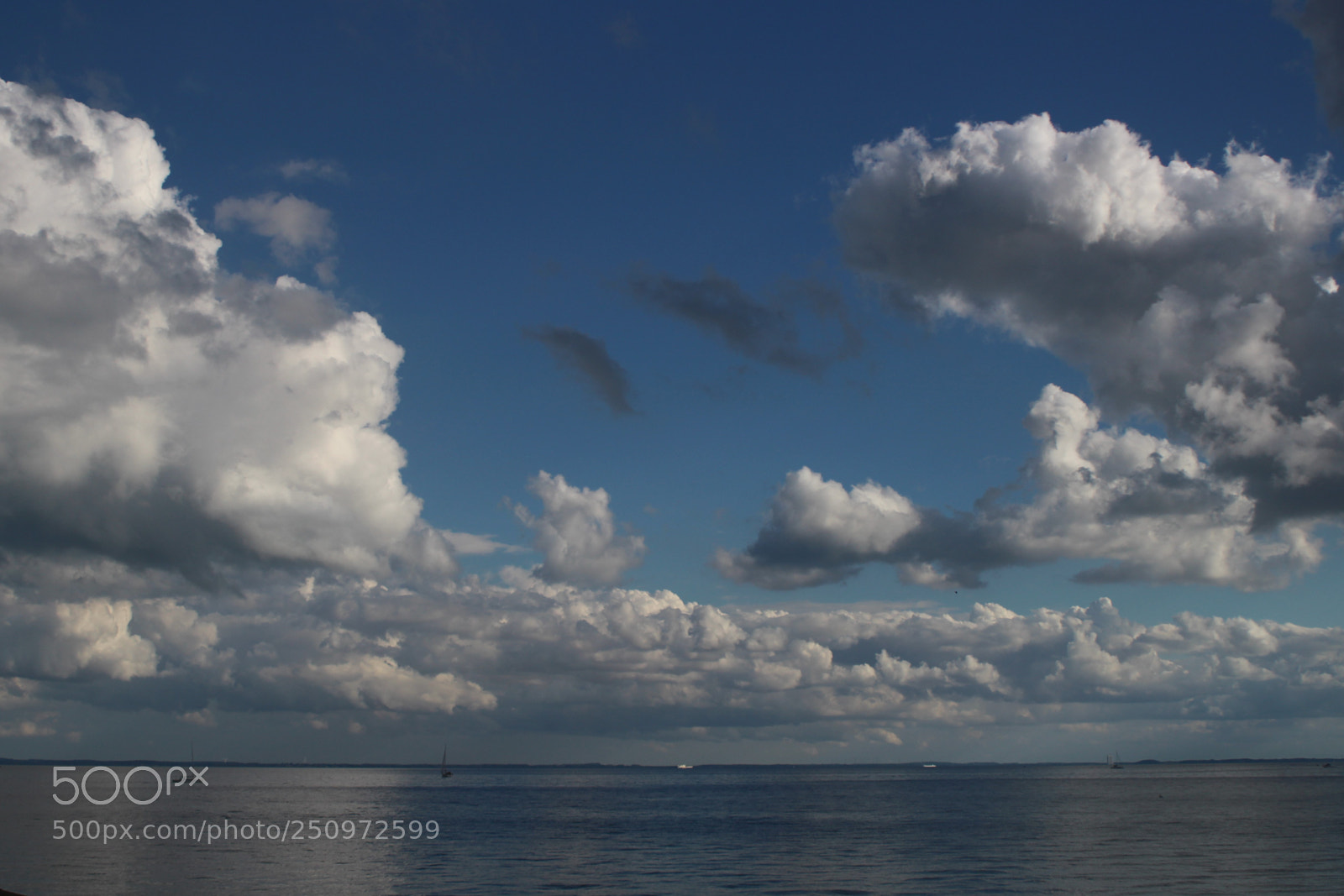 Canon EOS 100D (EOS Rebel SL1 / EOS Kiss X7) sample photo. Clouds over the sea photography