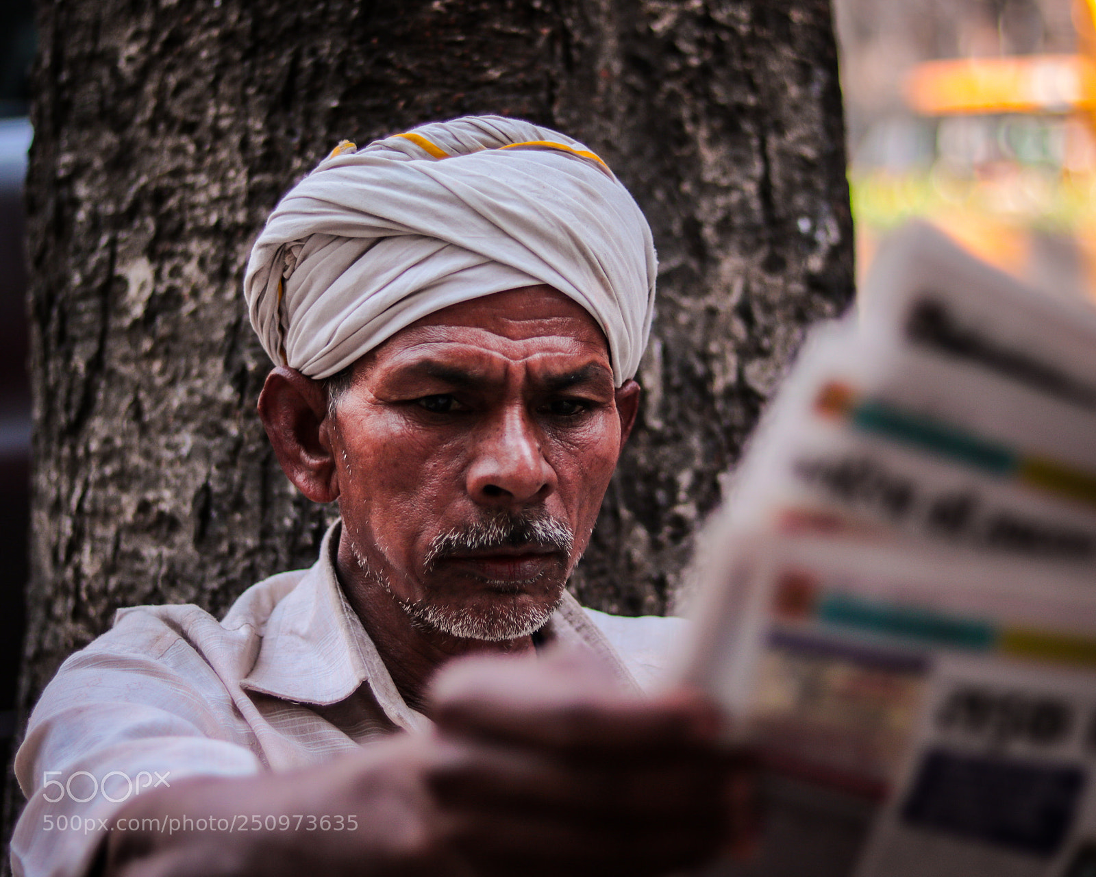 Canon EOS 750D (EOS Rebel T6i / EOS Kiss X8i) sample photo. Newspaper reader photography
