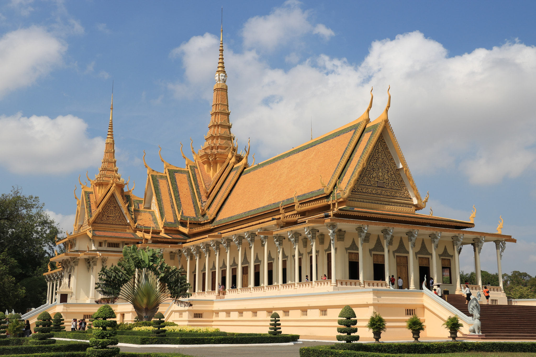 Canon EOS 750D (EOS Rebel T6i / EOS Kiss X8i) sample photo. Royal palace photography