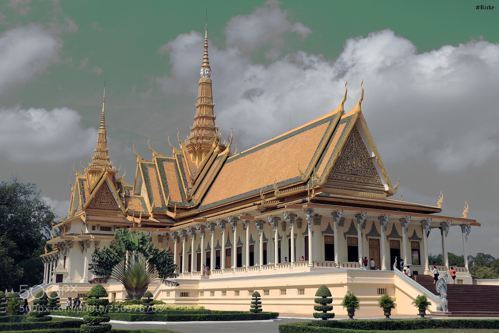Canon EOS 750D (EOS Rebel T6i / EOS Kiss X8i) sample photo. Royal palace photography