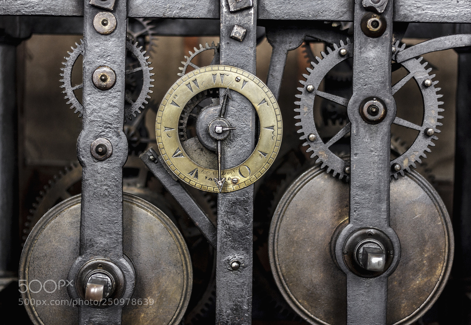 Canon EOS 60D sample photo. 200-years-old clock photography