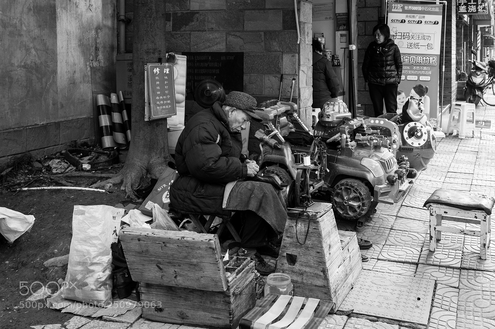 Canon EOS 100D (EOS Rebel SL1 / EOS Kiss X7) sample photo. The shoemaker's children always photography