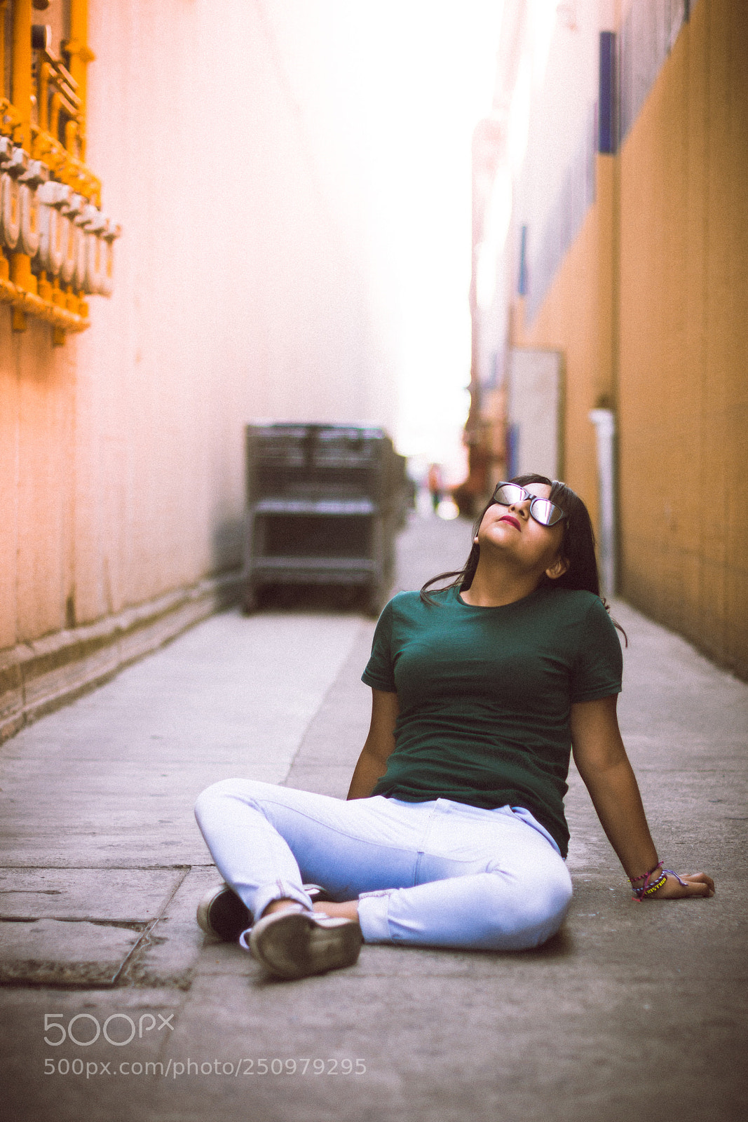 Nikon D7200 sample photo. Entre dos tiendas photography