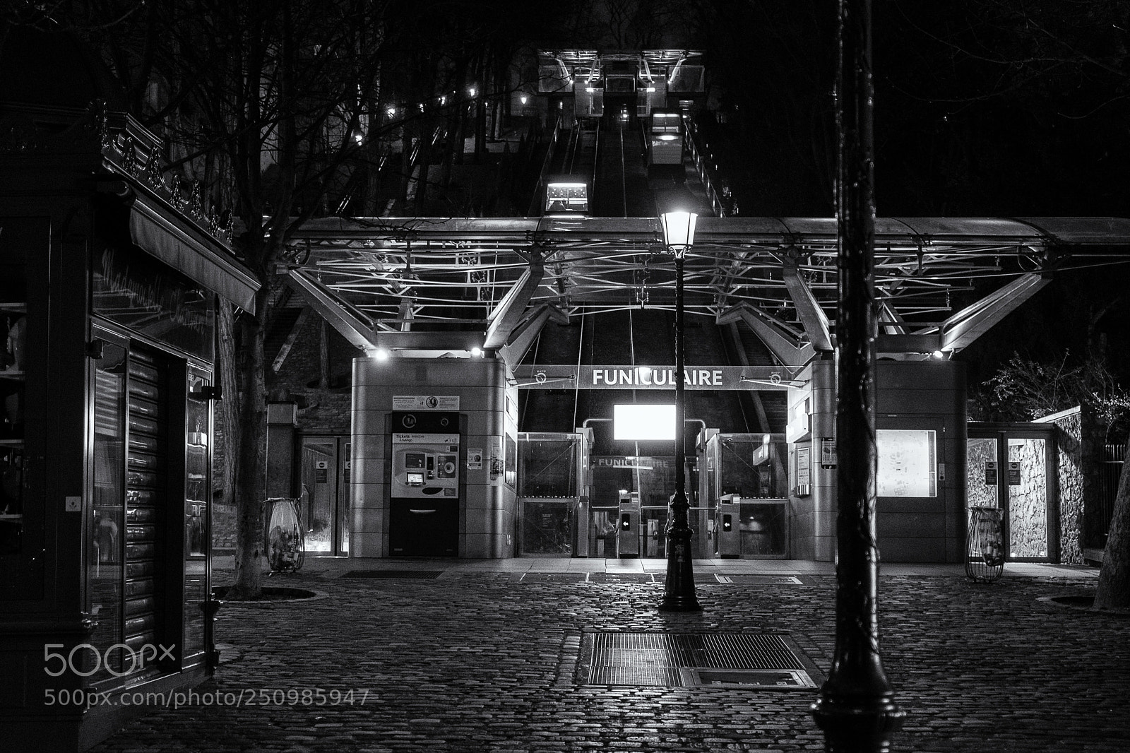 Fujifilm X-T20 sample photo. Black city parade photography