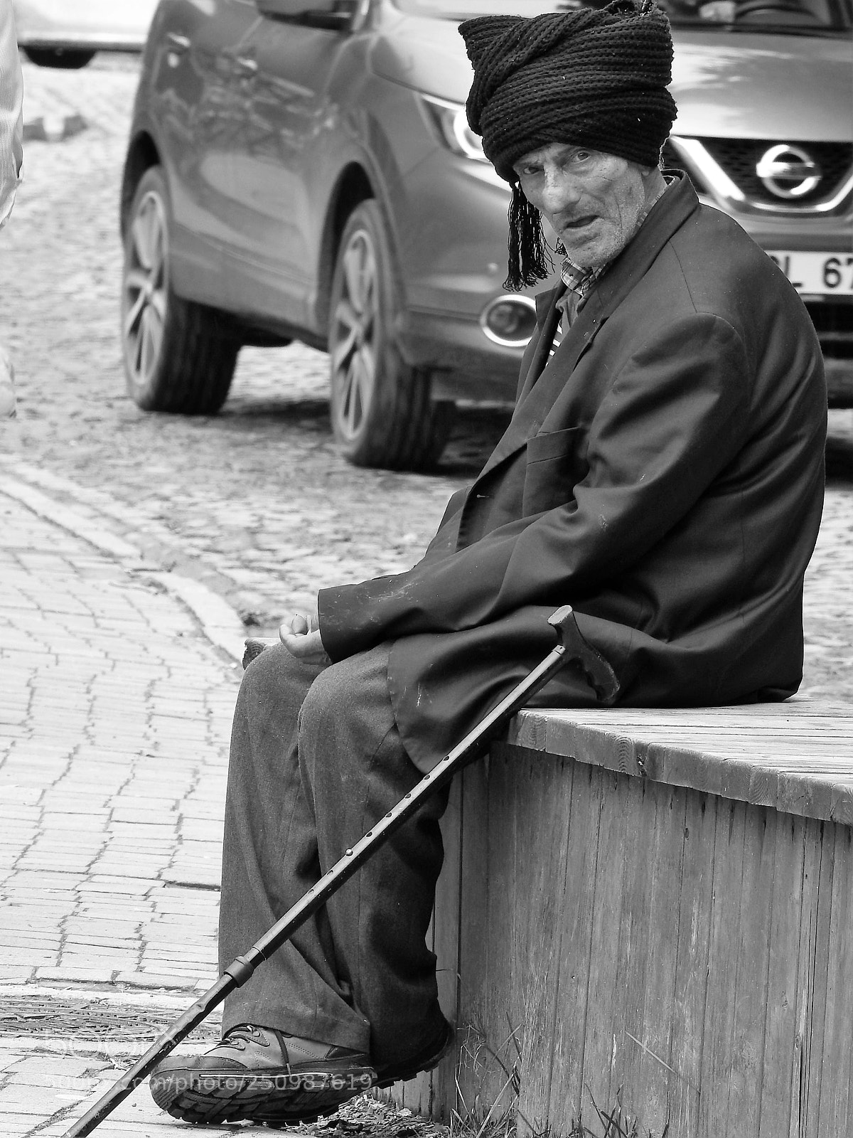 Nikon Coolpix P900 sample photo. Old man sitting. photography