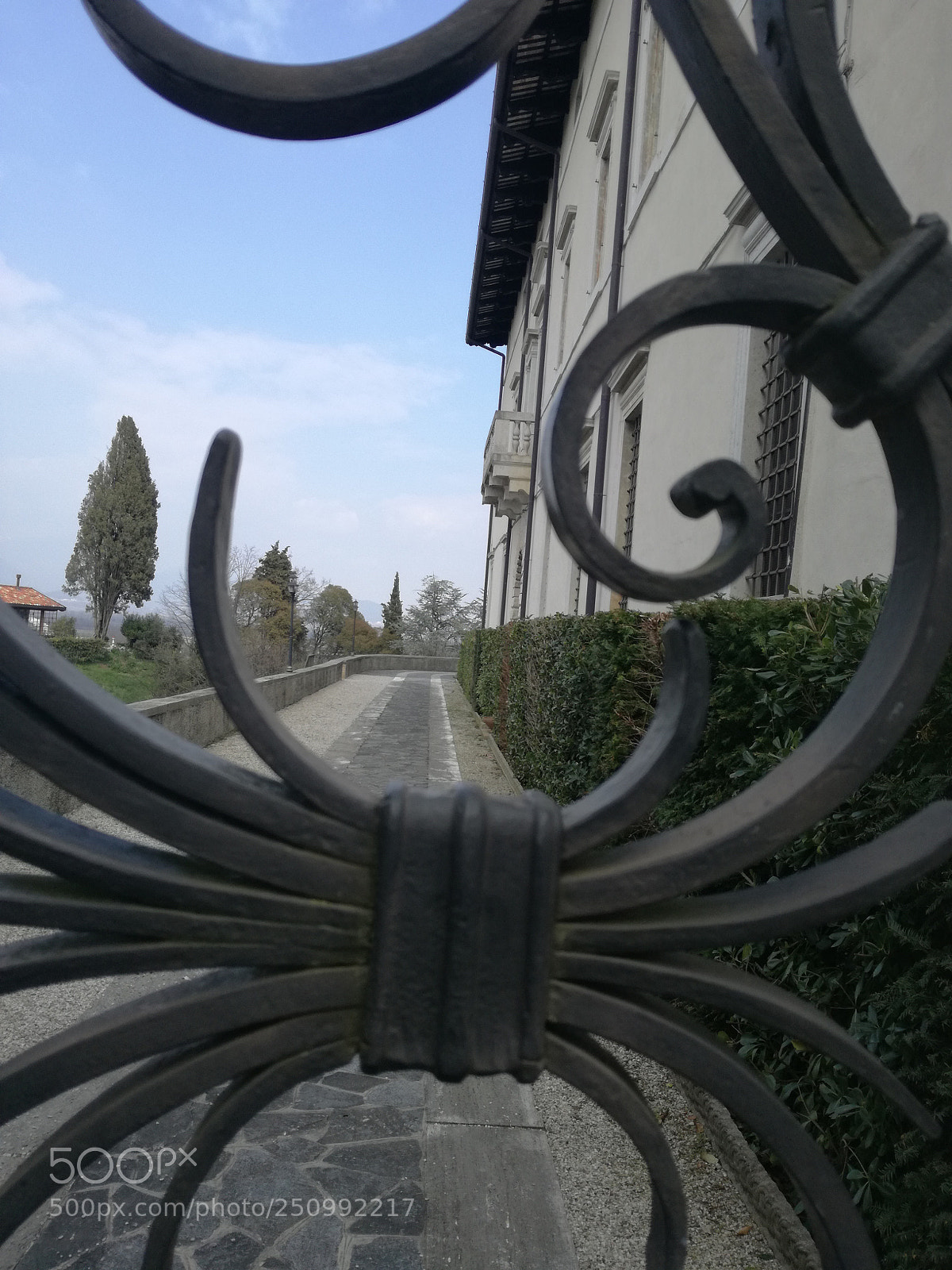 HUAWEI P9 LITE sample photo. Through the gate photography