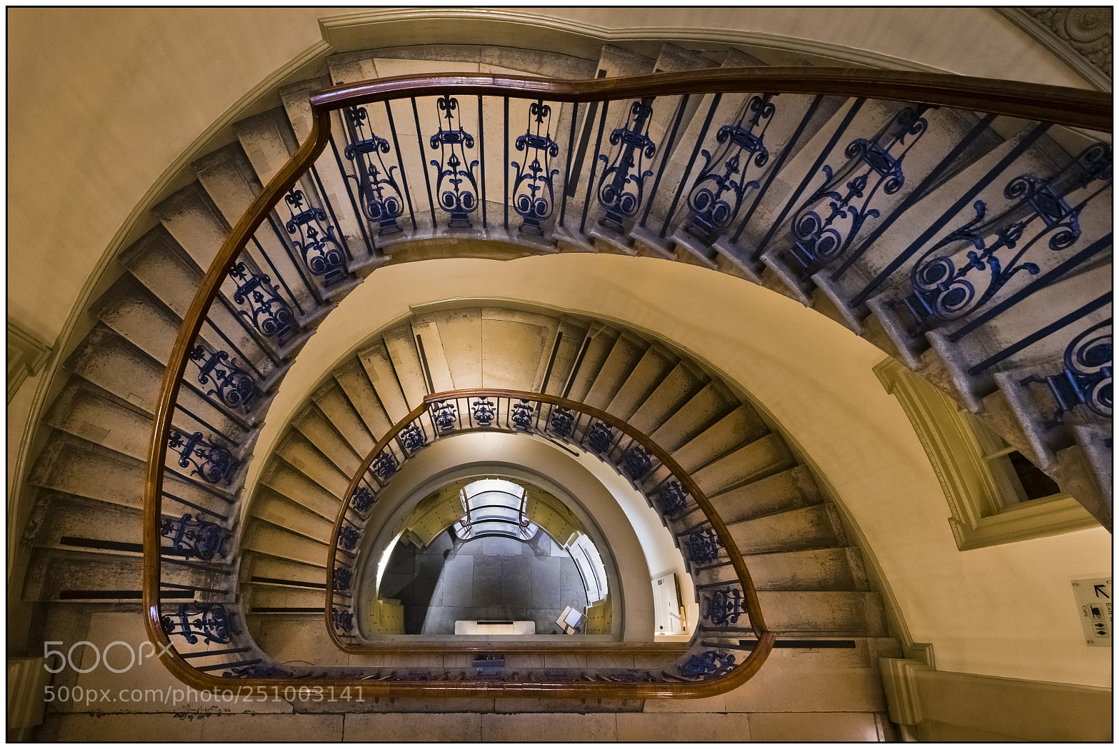 Canon EOS M6 sample photo. Spiral staircase, the courtauld photography