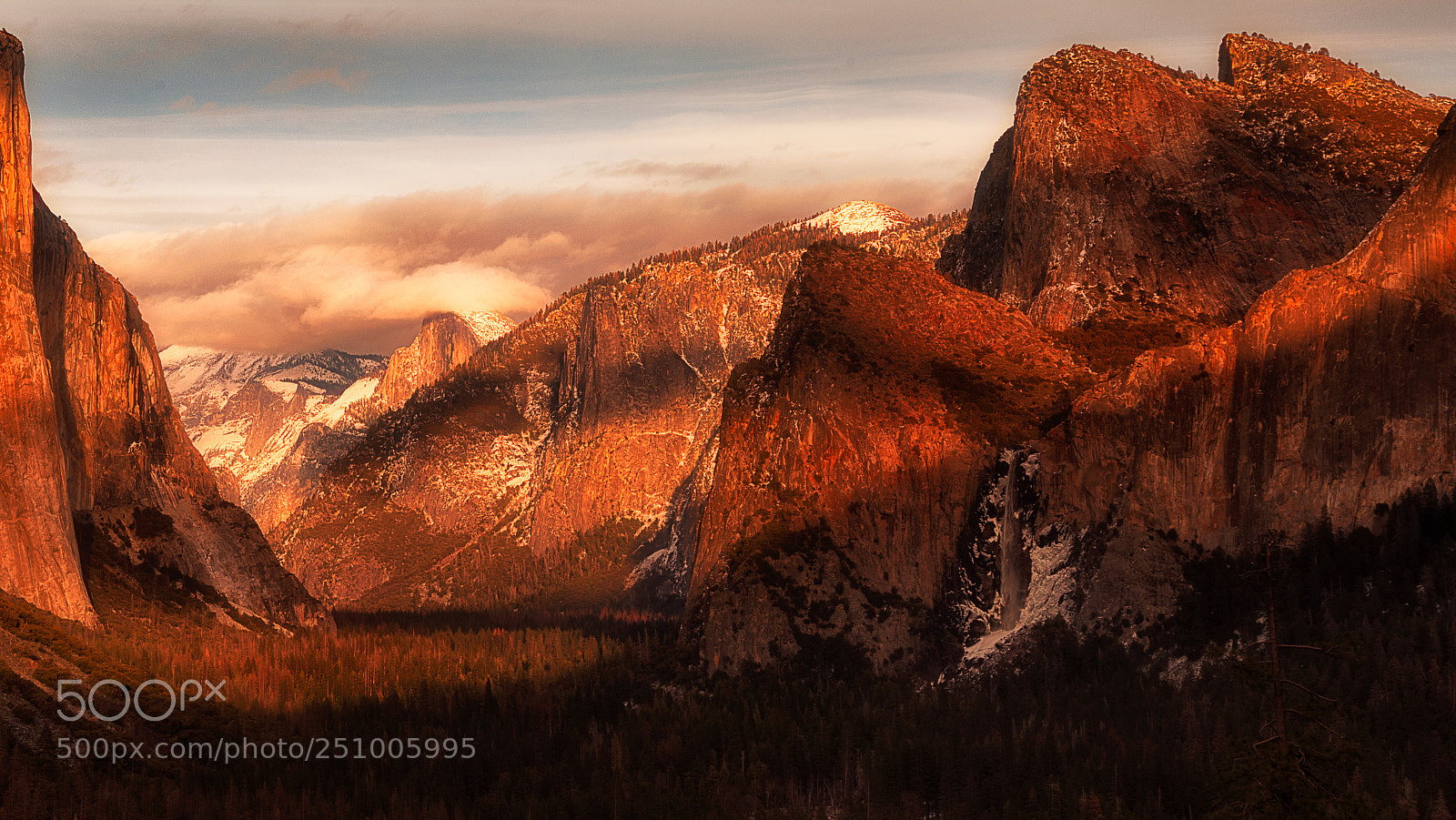 Canon EOS 5D Mark IV sample photo. Tunnel view - light photography
