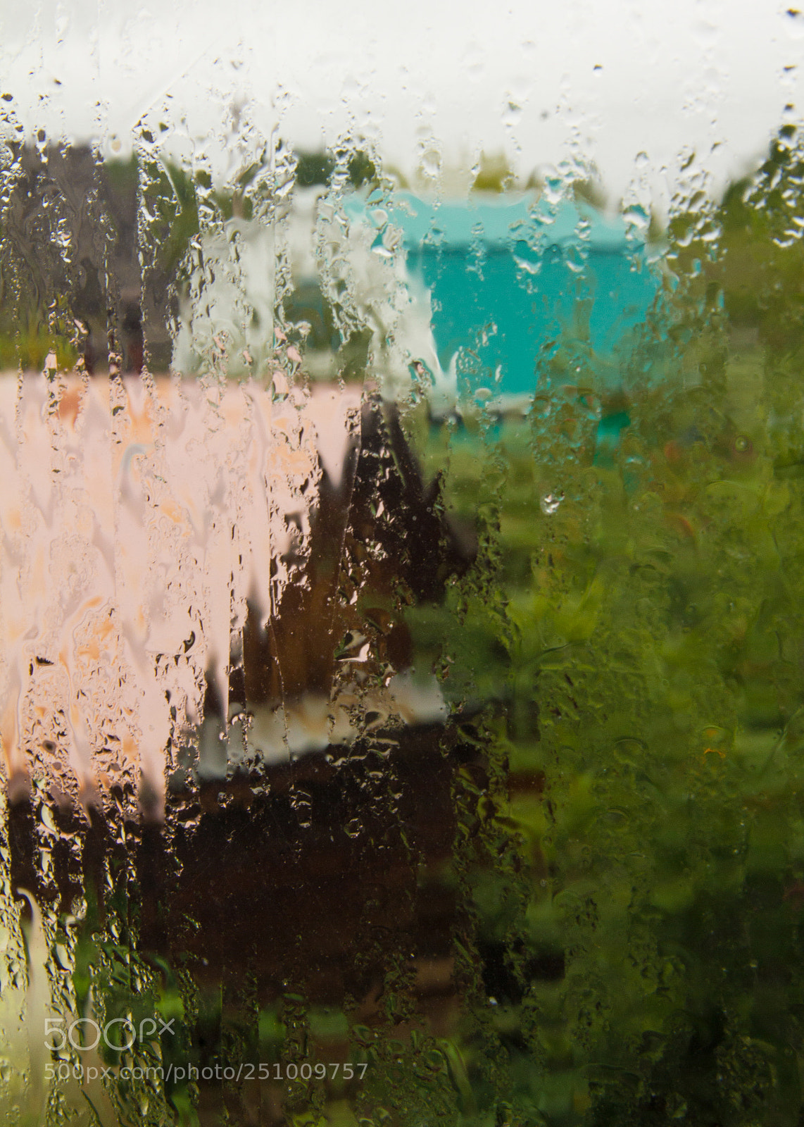 Canon EOS 550D (EOS Rebel T2i / EOS Kiss X4) sample photo. The rain outside the photography