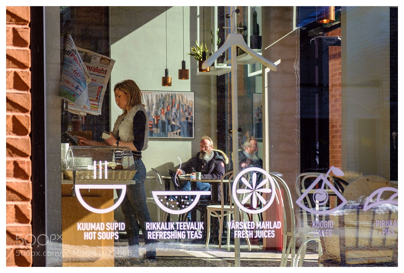 Fujifilm X-T20 sample photo. Coffee shop window photography