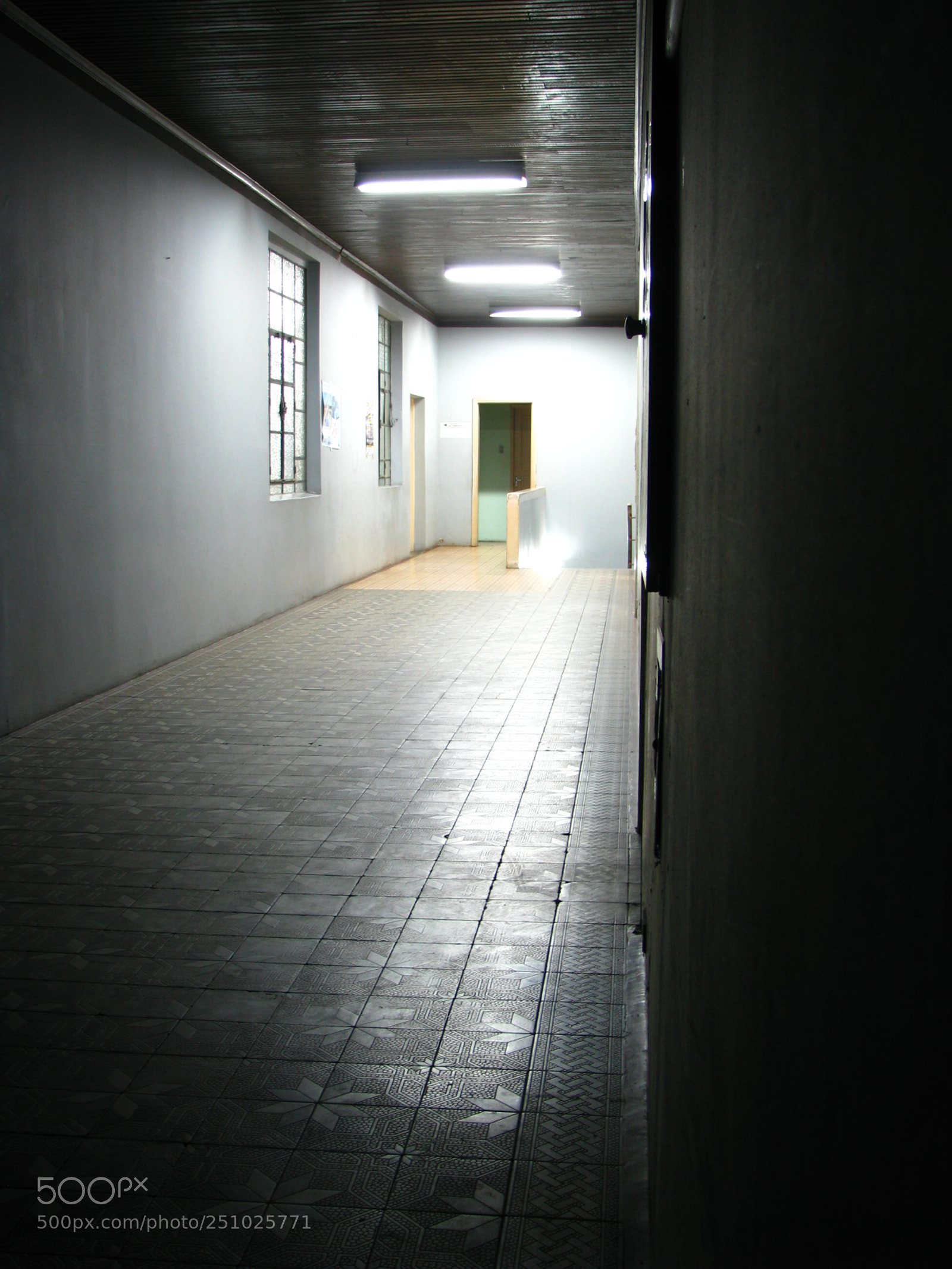 Canon POWERSHOT S5 IS sample photo. Corridor photography