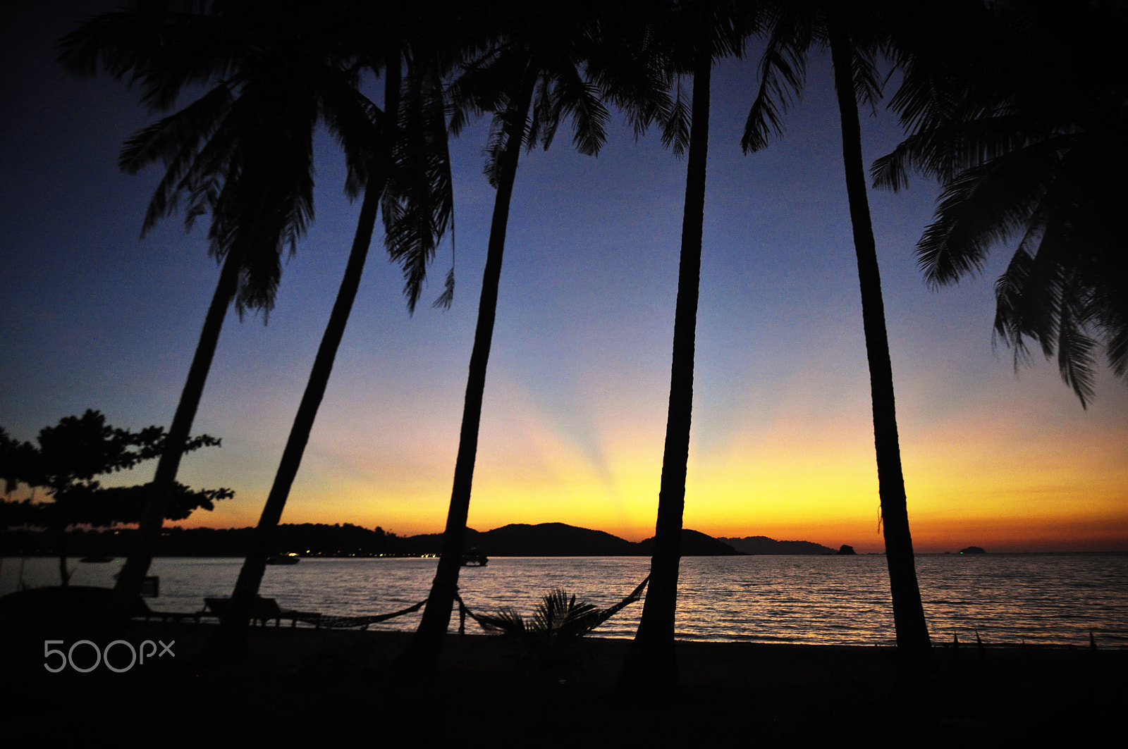 Nikon D5000 + Nikon AF-S DX Nikkor 18-105mm F3.5-5.6G ED VR sample photo. Koh mak sunset photography