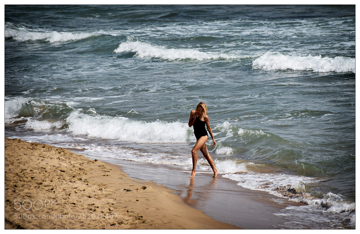 Nikon D5300 sample photo. Dodging the waves photography