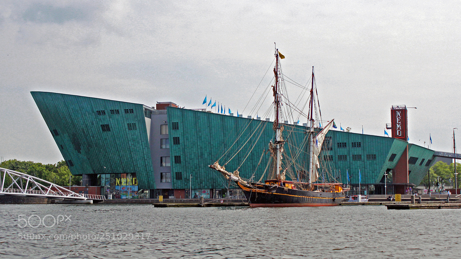 Canon EOS 600D (Rebel EOS T3i / EOS Kiss X5) sample photo. Past meets future, amsterdam photography