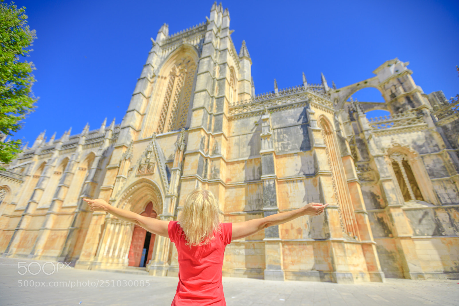 Canon EOS 5D Mark IV sample photo. Batalha monastery woman photography