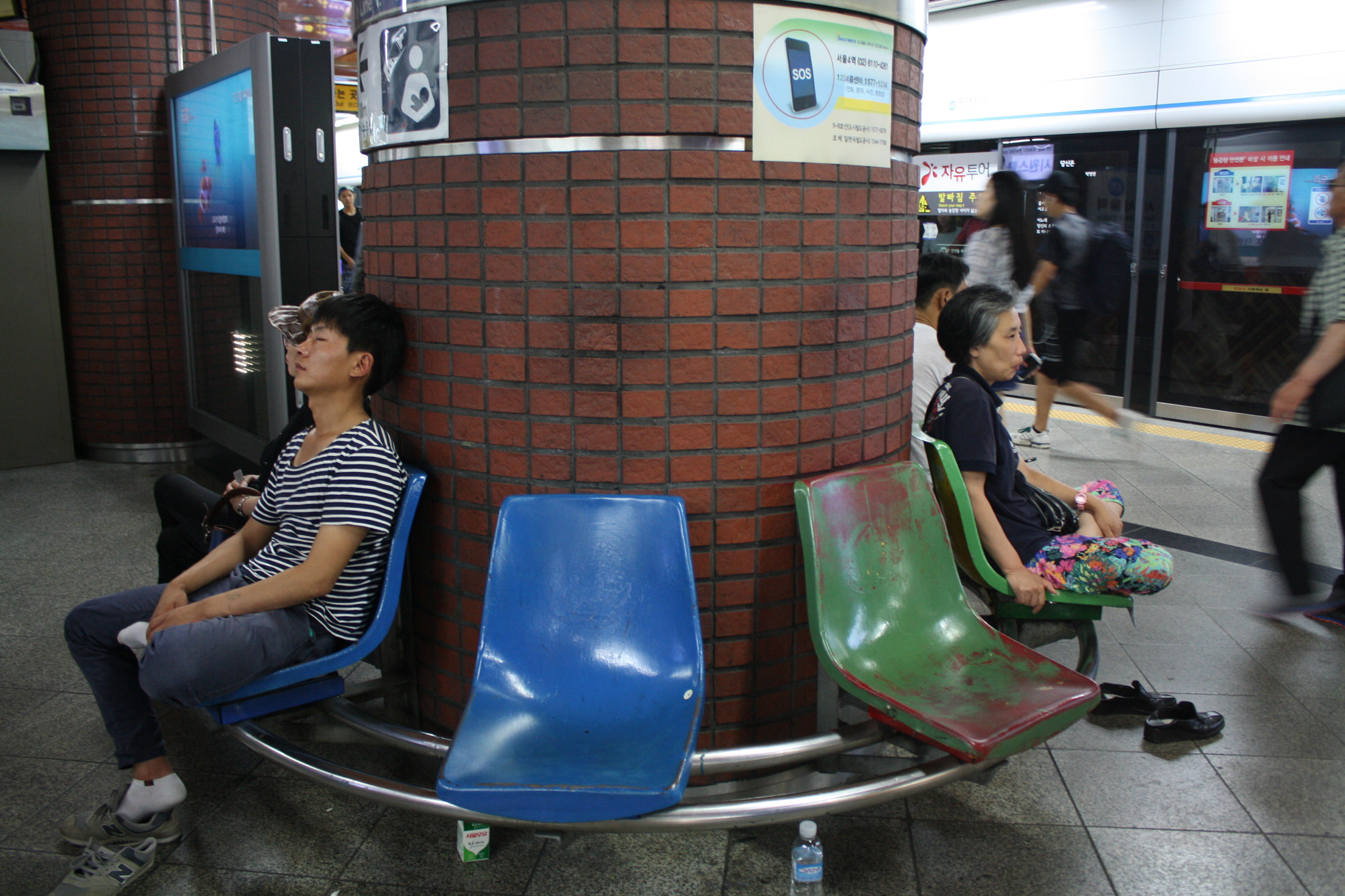 Canon EOS 1000D (EOS Digital Rebel XS / EOS Kiss F) sample photo. Seoul metro waiting photography