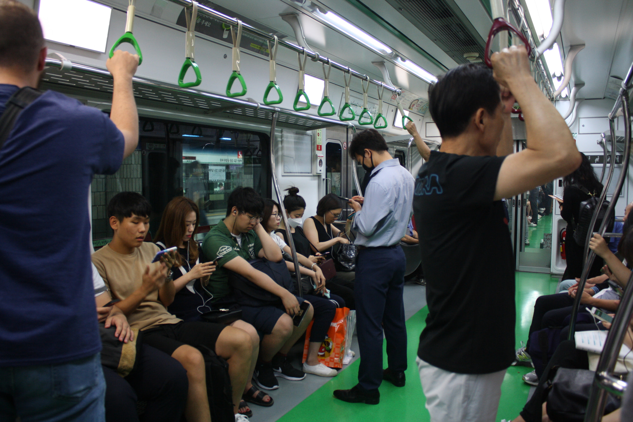 Canon EOS 1000D (EOS Digital Rebel XS / EOS Kiss F) sample photo. Seoul metro interior 1 photography
