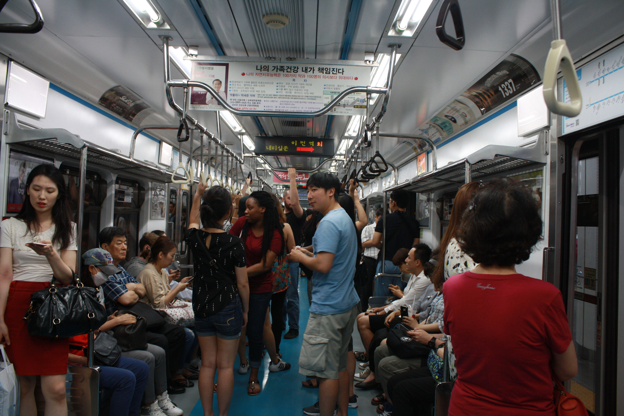 Canon EOS 1000D (EOS Digital Rebel XS / EOS Kiss F) sample photo. Seoul metro interior 2 photography
