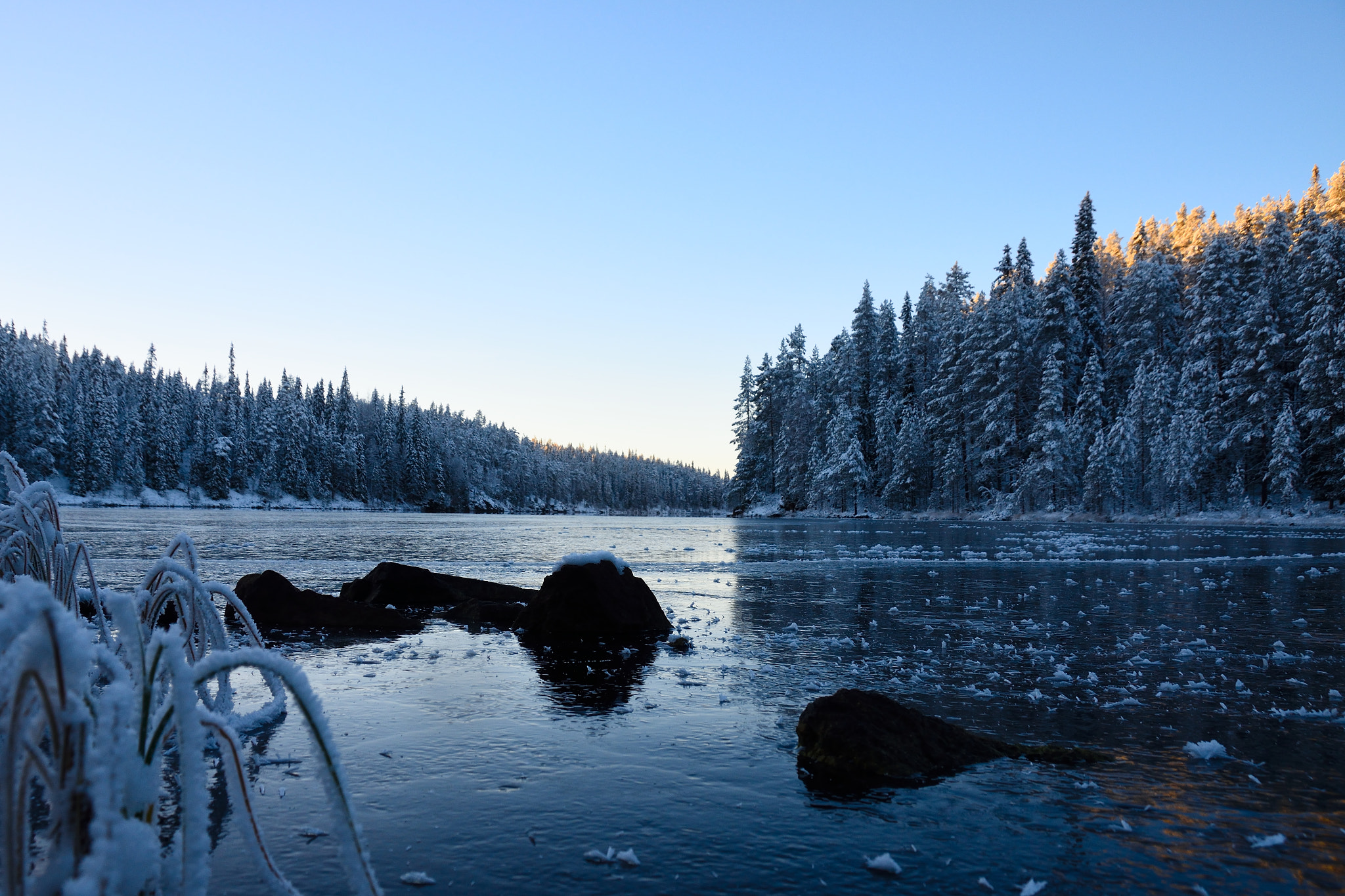 Nikon D5500 + Sigma 18-250mm F3.5-6.3 DC Macro OS HSM sample photo. Frozen lake photography