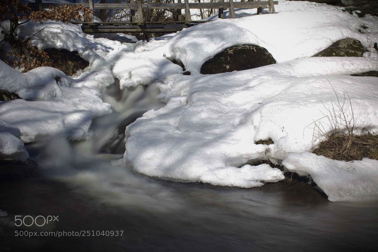 Canon EOS 600D (Rebel EOS T3i / EOS Kiss X5) sample photo. Waterfog through snow photography