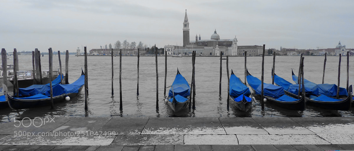 Panasonic DMC-TZ7 sample photo. Gondoles à venise photography