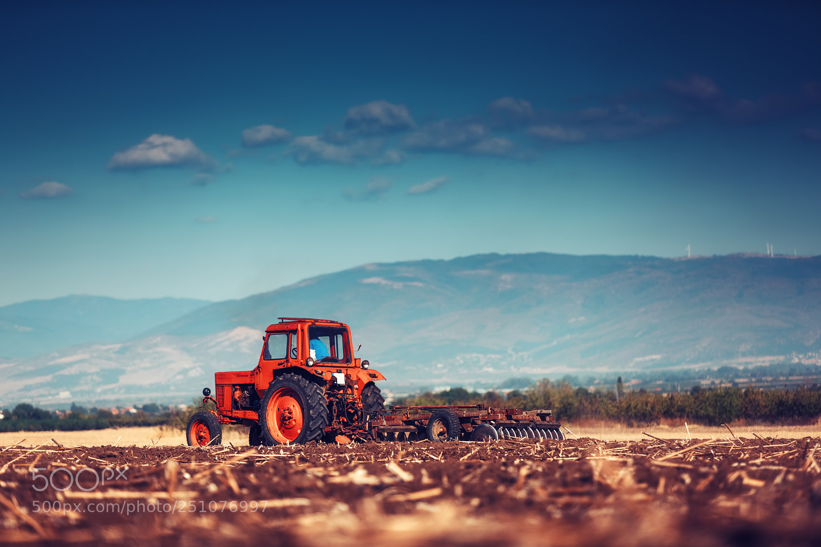 Canon EOS 5D Mark IV sample photo. Farmer in tractor preparing photography