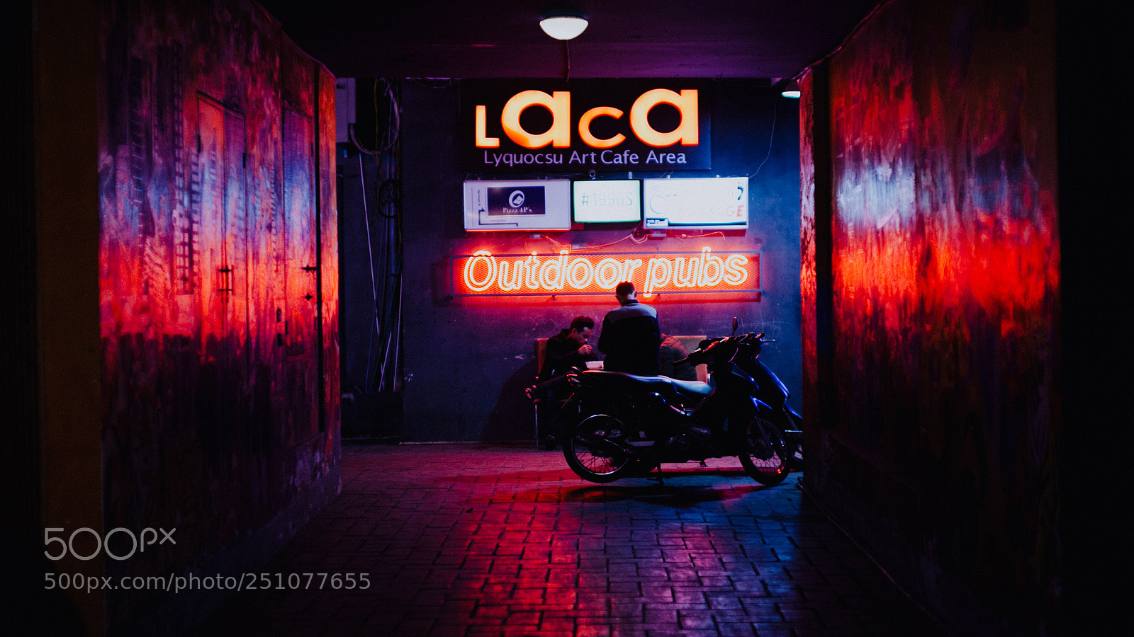 Canon EOS 5D Mark II sample photo. Neon hanoi photography