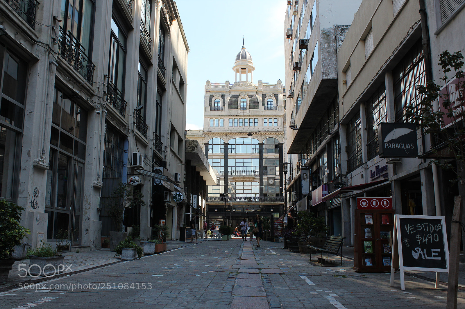 Canon EOS 1300D (EOS Rebel T6 / EOS Kiss X80) sample photo. Empty street in montevideo photography