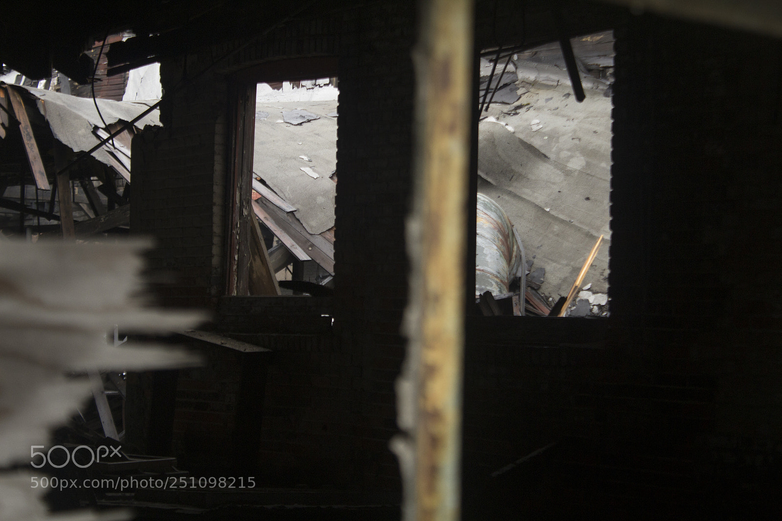 Canon EOS 1200D (EOS Rebel T5 / EOS Kiss X70 / EOS Hi) sample photo. Wood and brick falling photography
