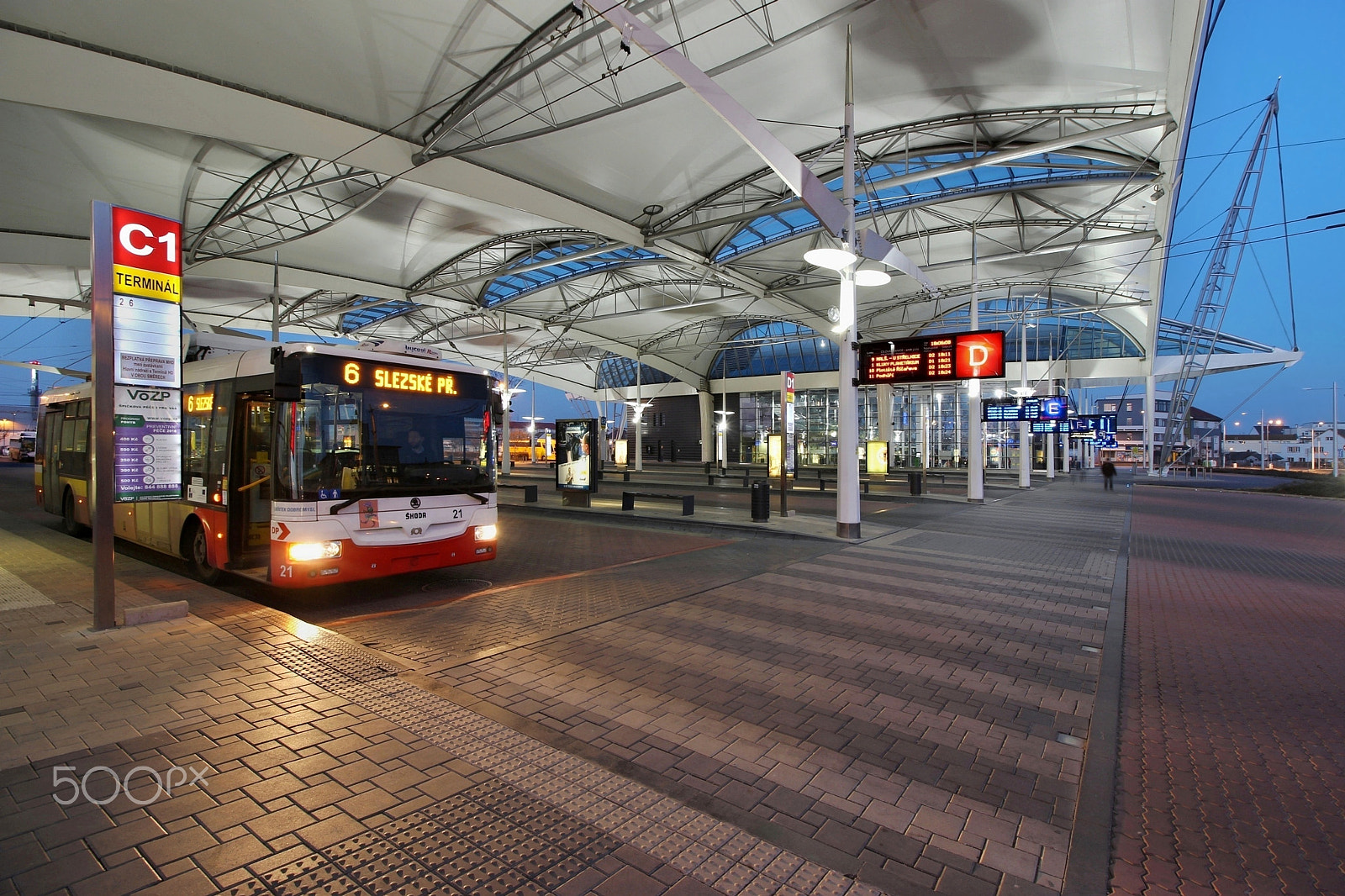 Canon EOS 600D (Rebel EOS T3i / EOS Kiss X5) sample photo. Bus terminal photography