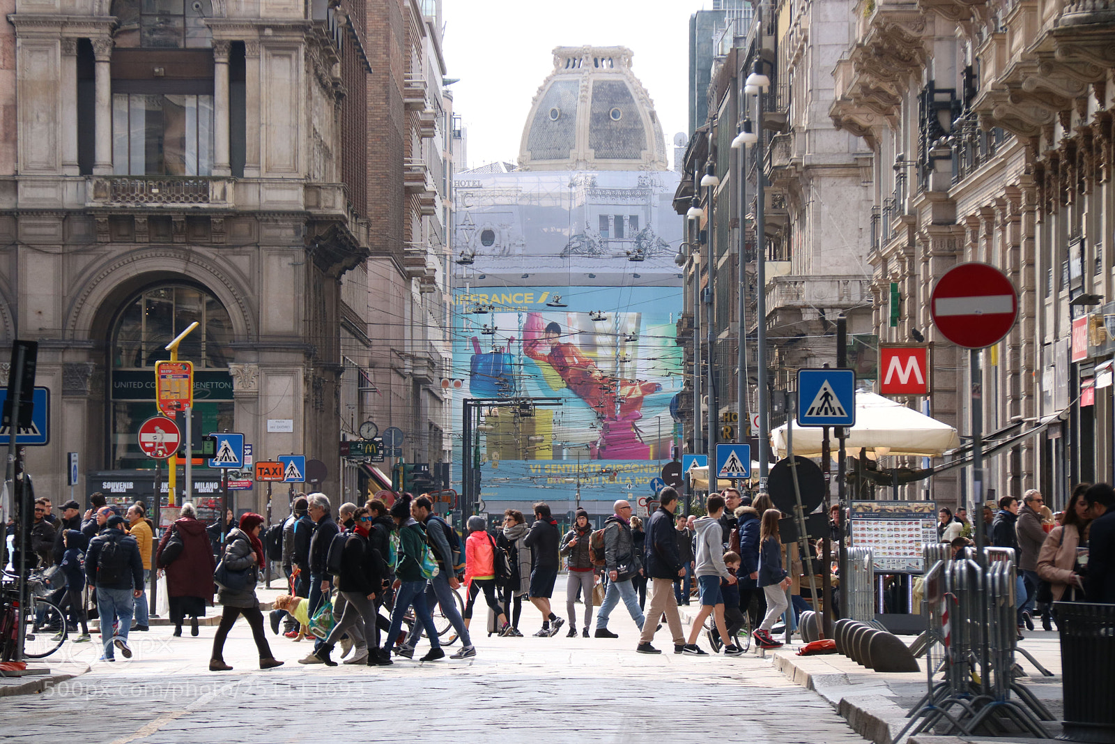 Canon EOS 760D (EOS Rebel T6s / EOS 8000D) sample photo. Pedestrians photography