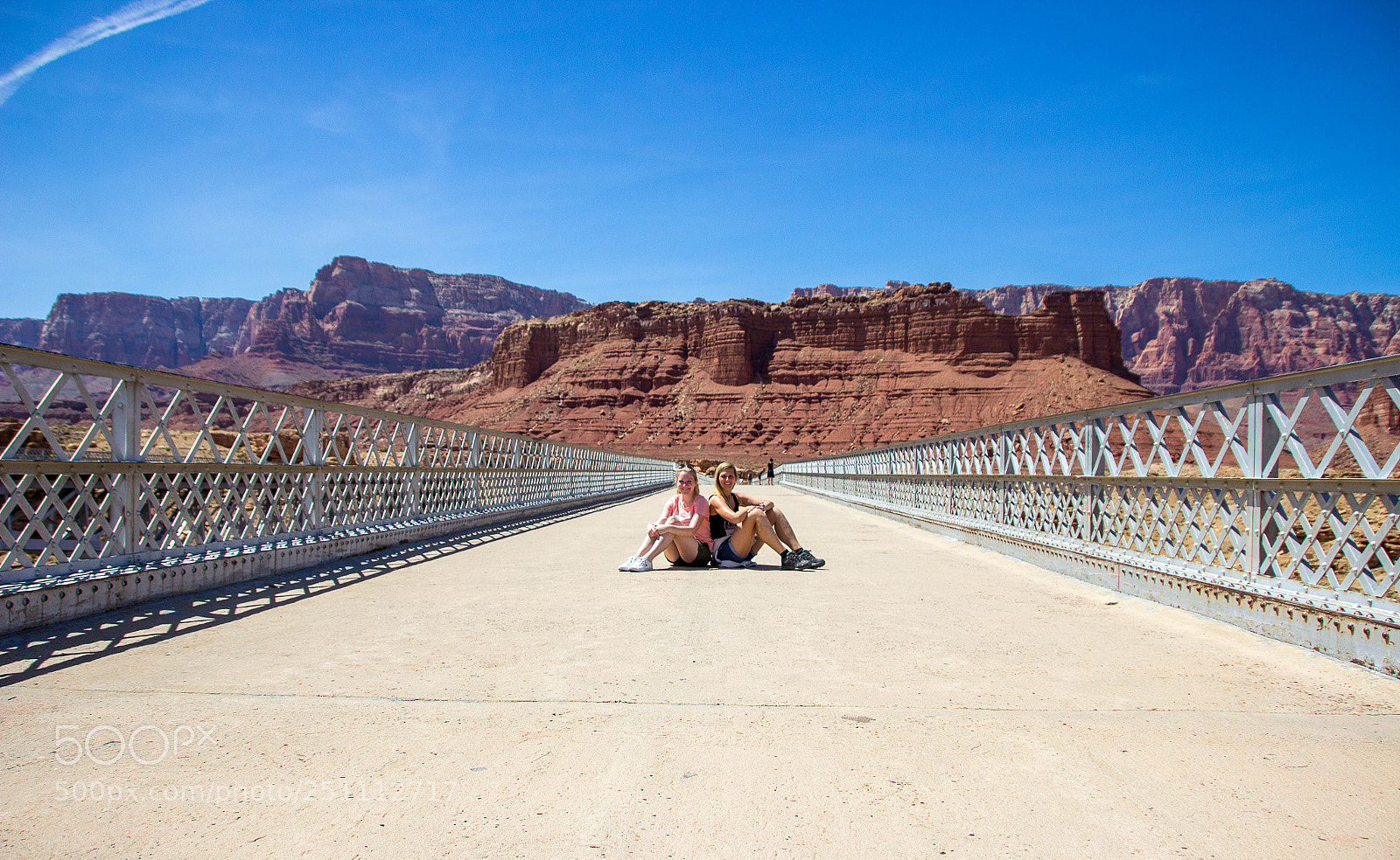 Canon EOS 600D (Rebel EOS T3i / EOS Kiss X5) sample photo. 2 girls on the bridge photography