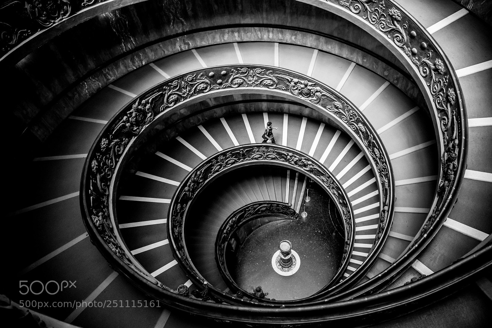 Canon EOS 5D Mark IV sample photo. Escalera helicoidal photography