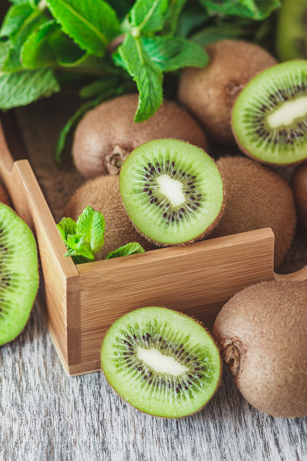 Canon EOS 600D (Rebel EOS T3i / EOS Kiss X5) sample photo. Green kiwis and mint photography