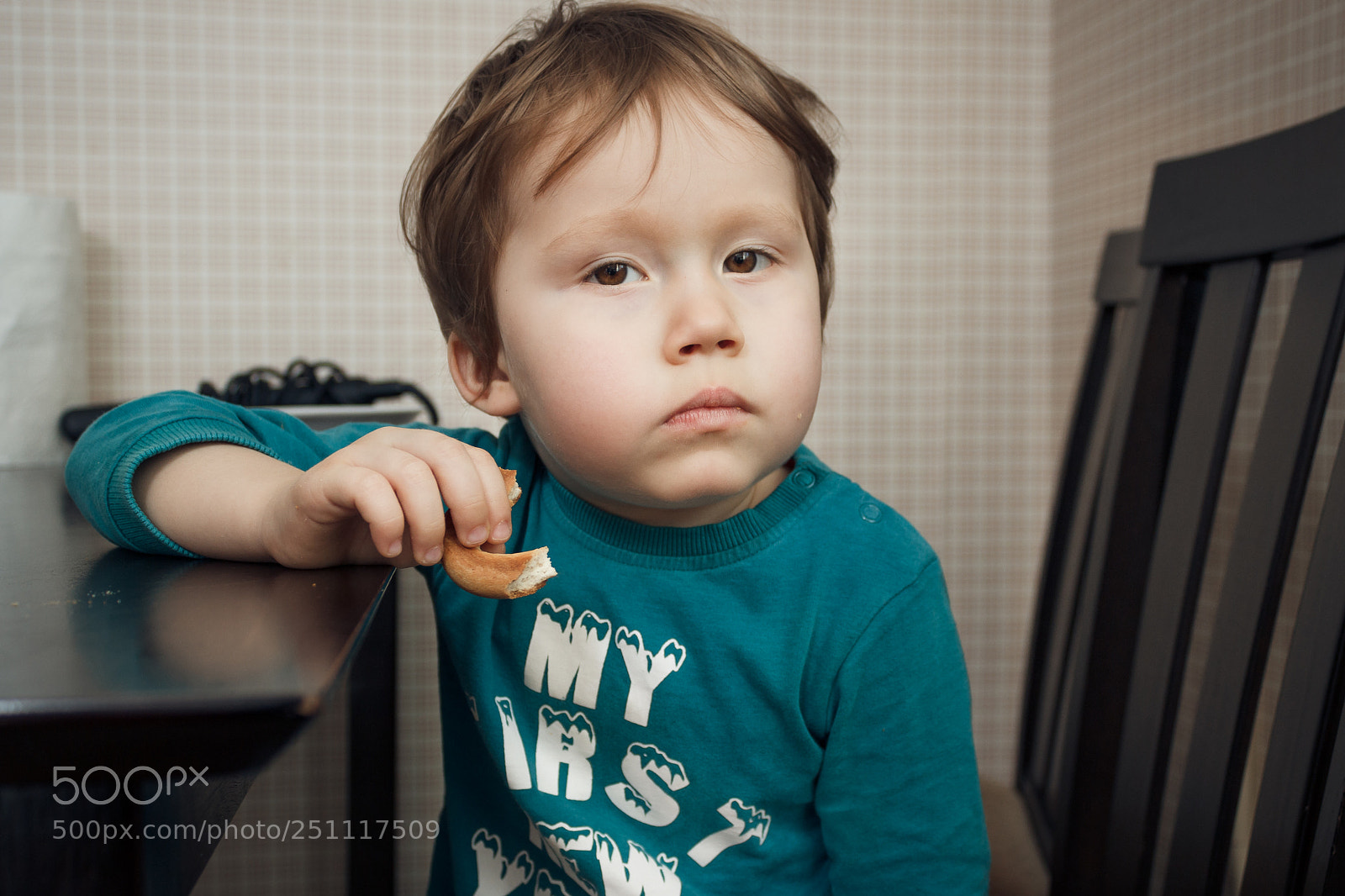 Canon EOS 600D (Rebel EOS T3i / EOS Kiss X5) sample photo. Eating boy photography