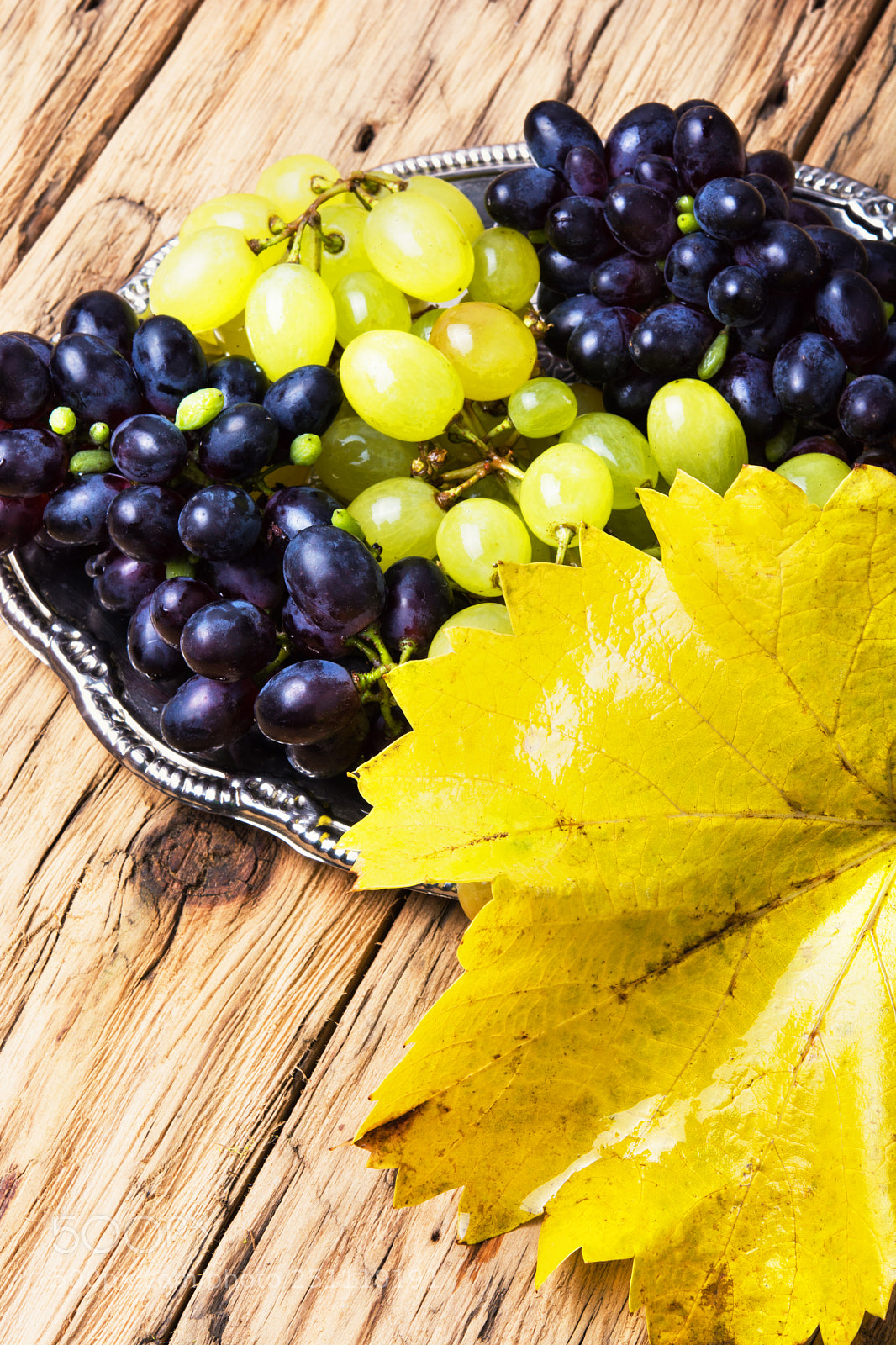 Nikon D7100 sample photo. Autumn grapes on tray photography