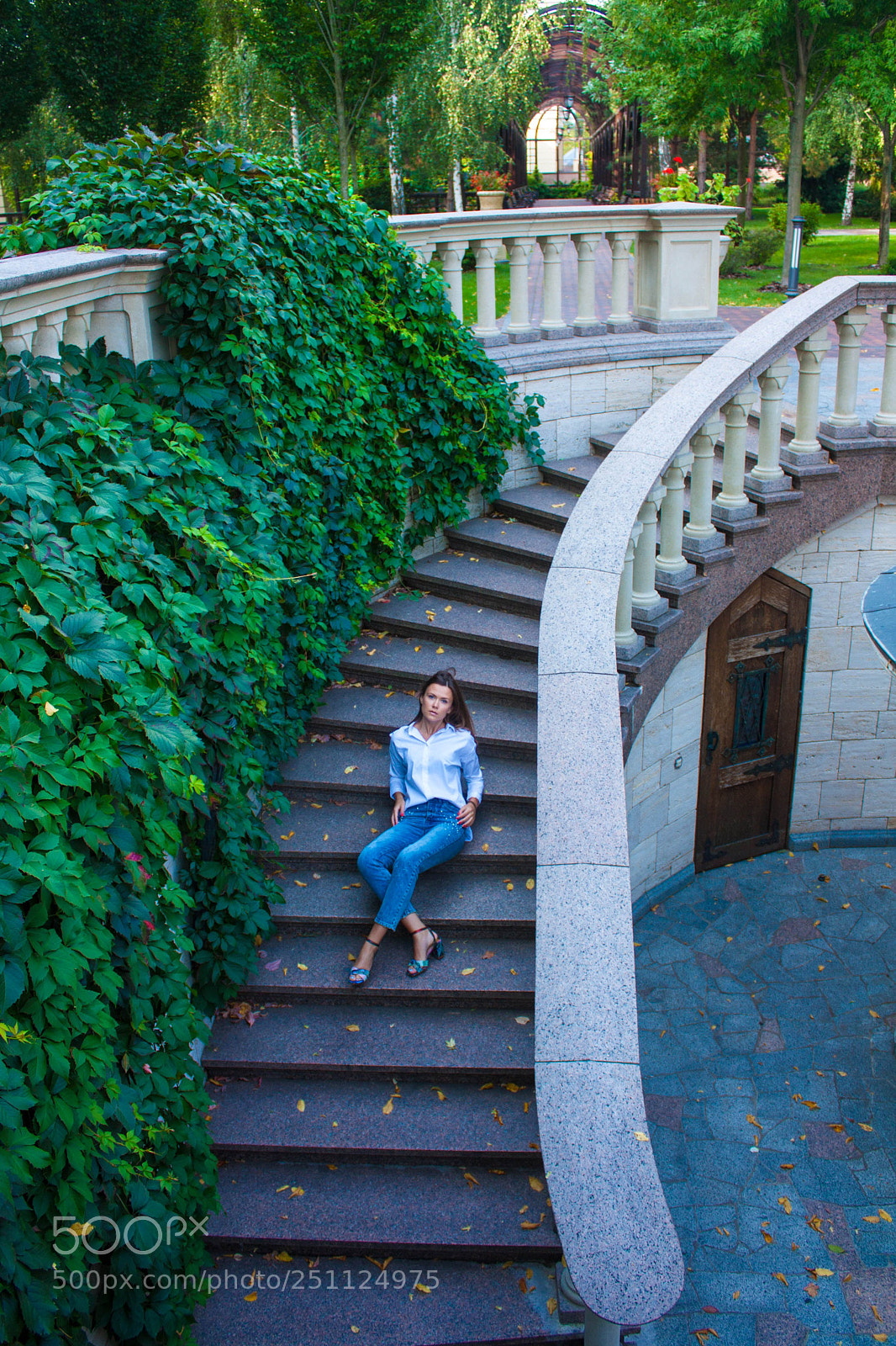 Canon EOS 450D (EOS Rebel XSi / EOS Kiss X2) sample photo. On stairs photography
