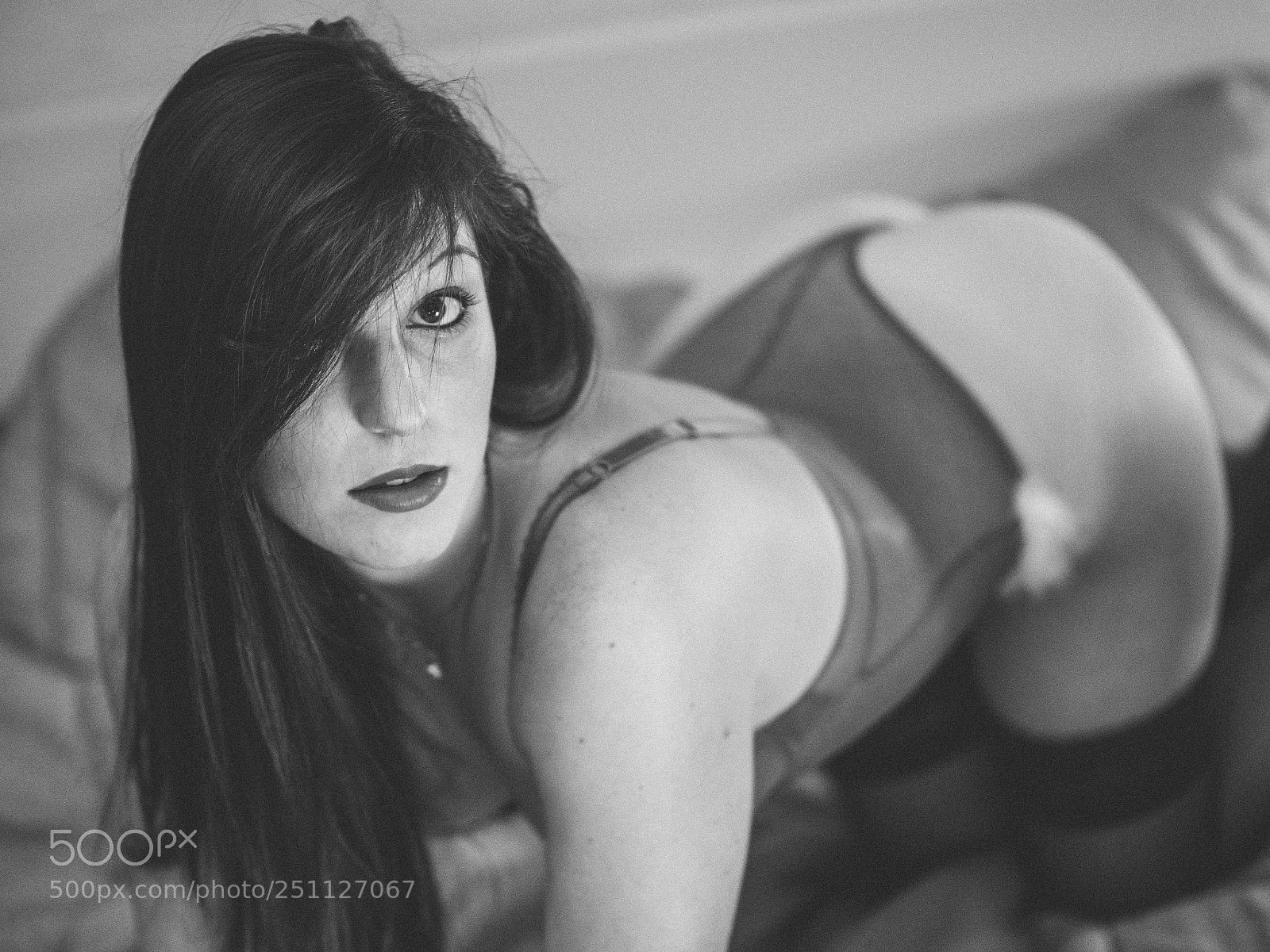 Olympus PEN-F sample photo. Elodie : glamour curvy portraiture photography