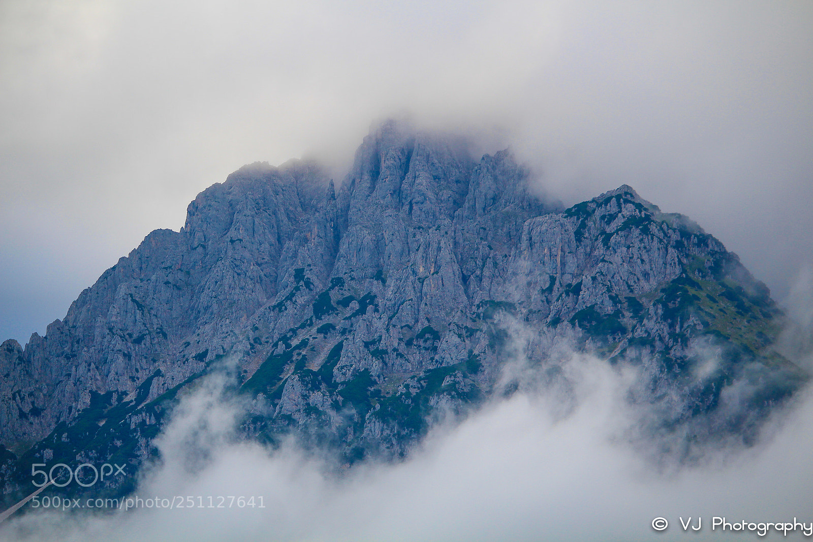 Canon EOS 700D (EOS Rebel T5i / EOS Kiss X7i) sample photo. Mountain in the cloud photography