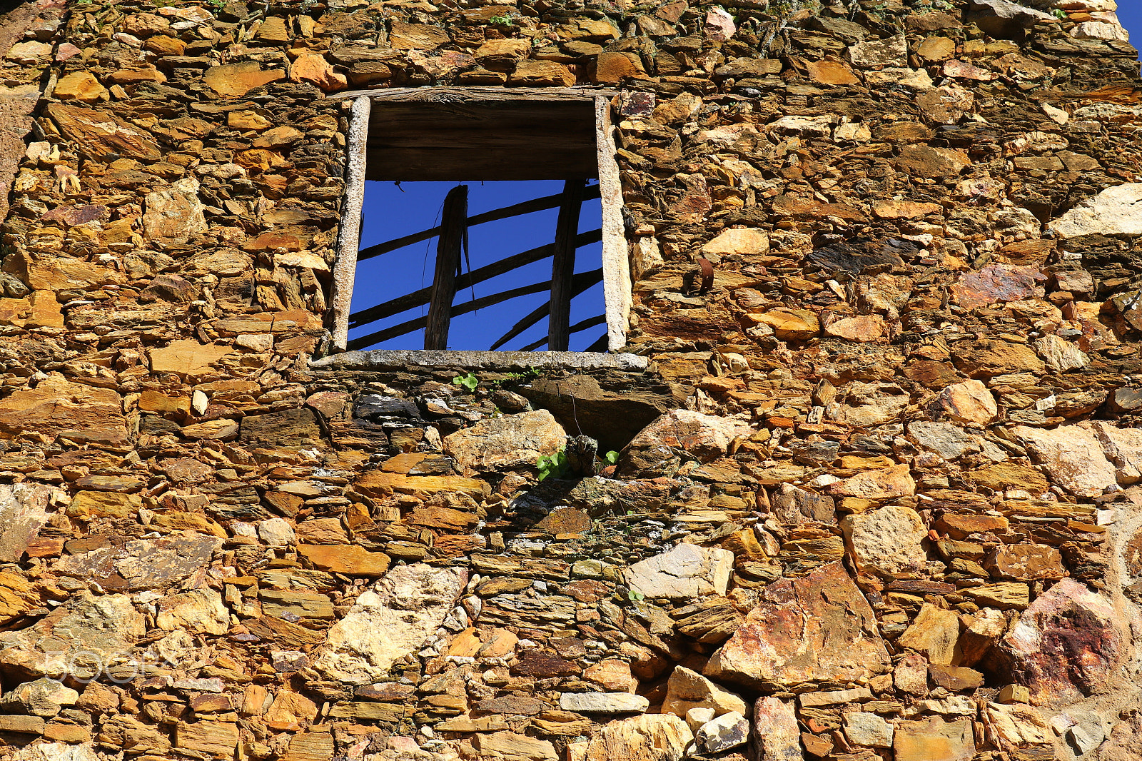 Canon EF 24-70mm F4L IS USM sample photo. Old walls photography