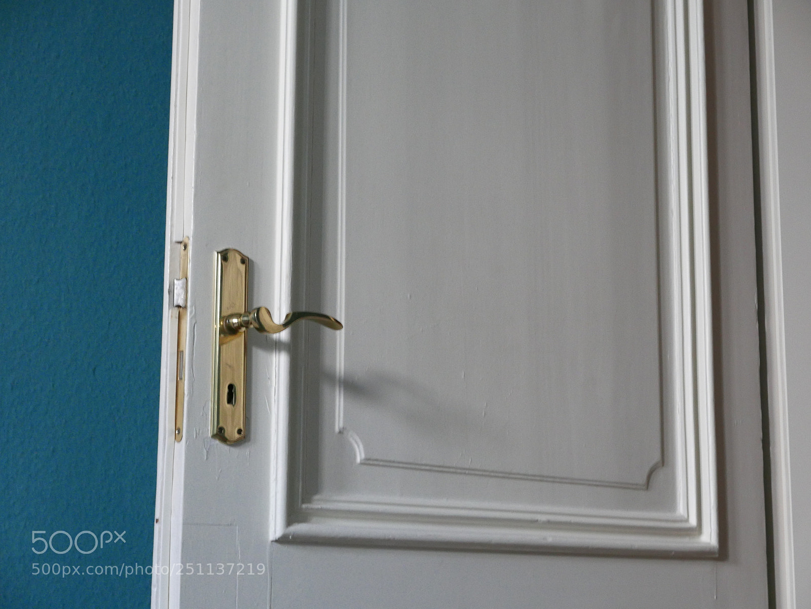 Leica D-Lux (Typ 109) sample photo. White door interior view photography