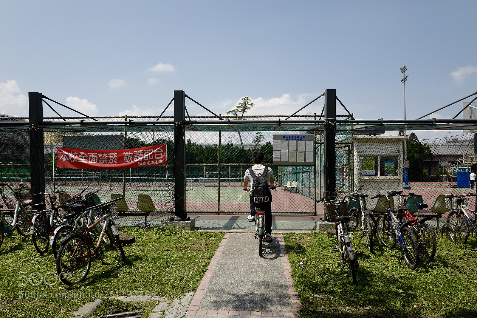 Leica Q (Typ 116) sample photo. 青春的校園是藍色的 photography