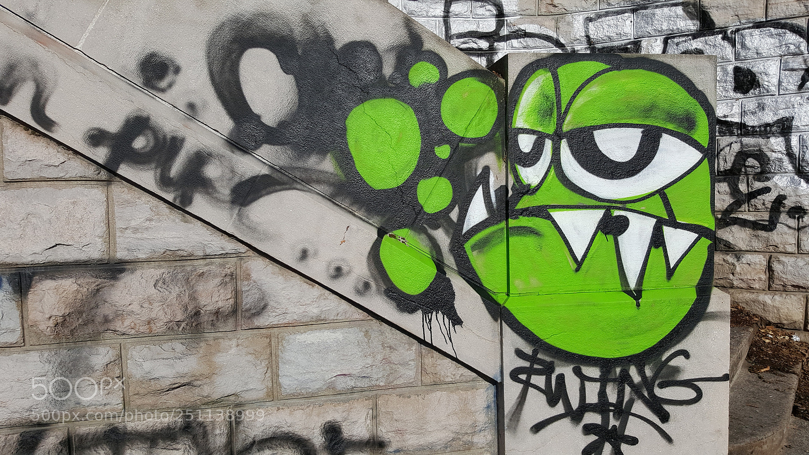 Samsung Galaxy S6 sample photo. Green monster graffiti photography