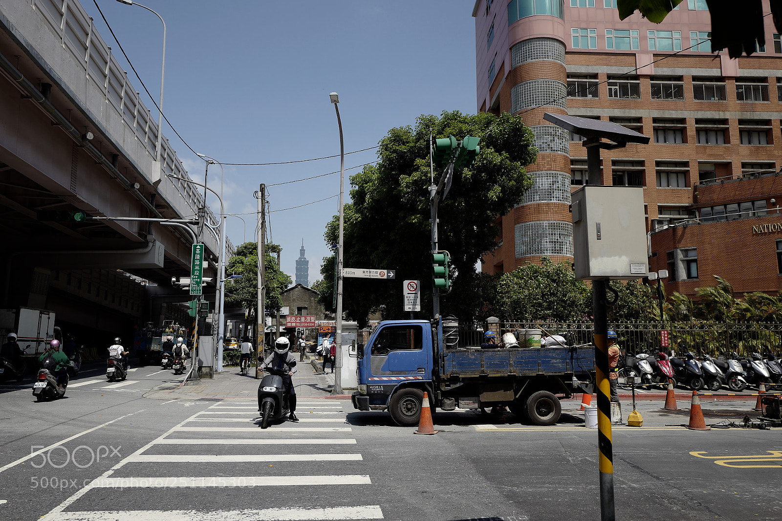 Leica Q (Typ 116) sample photo. 比較長的斑馬線 photography