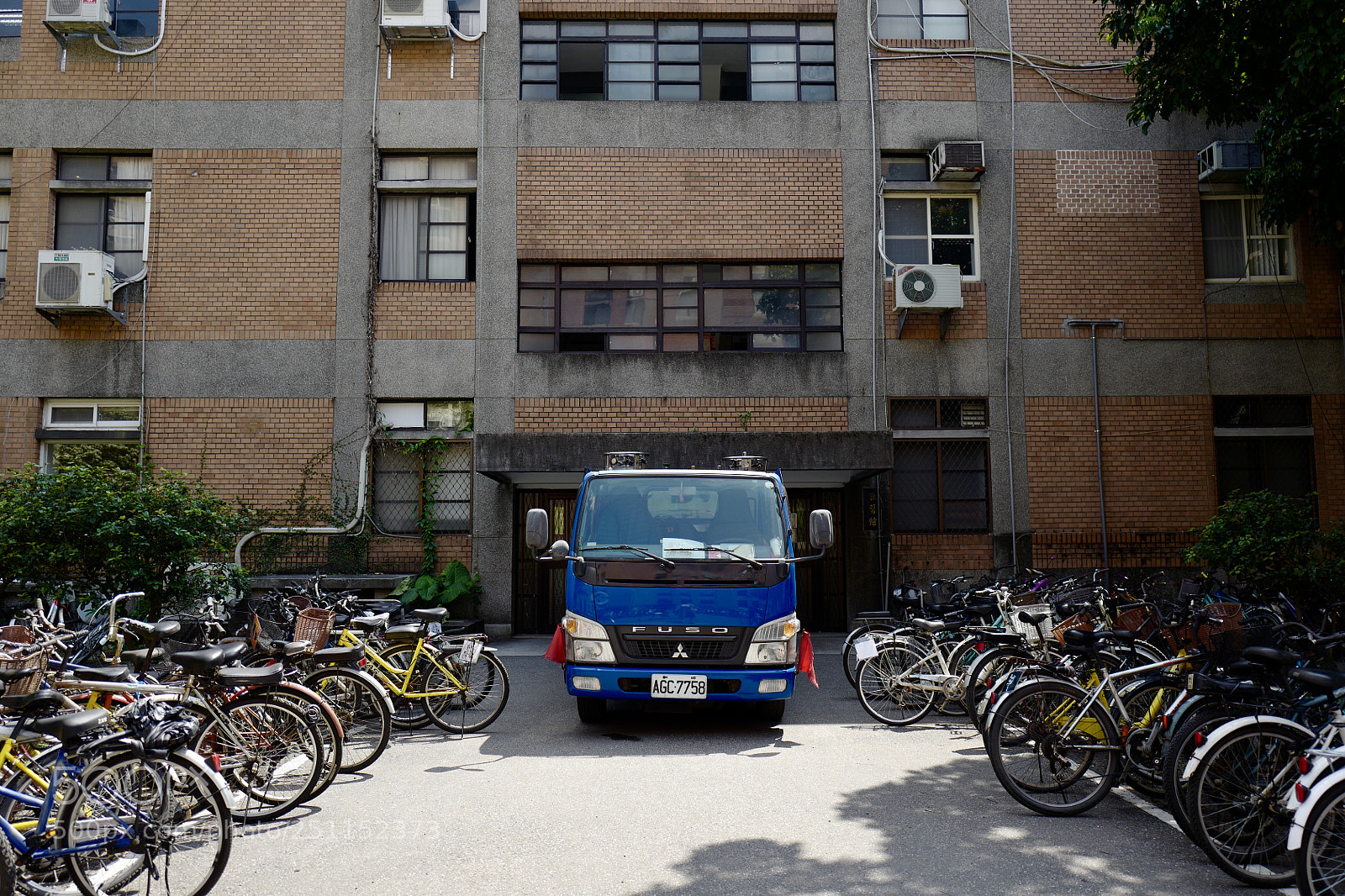 Leica Q (Typ 116) sample photo. 老梁會喜歡這樣方方正正的購物嗎？ photography