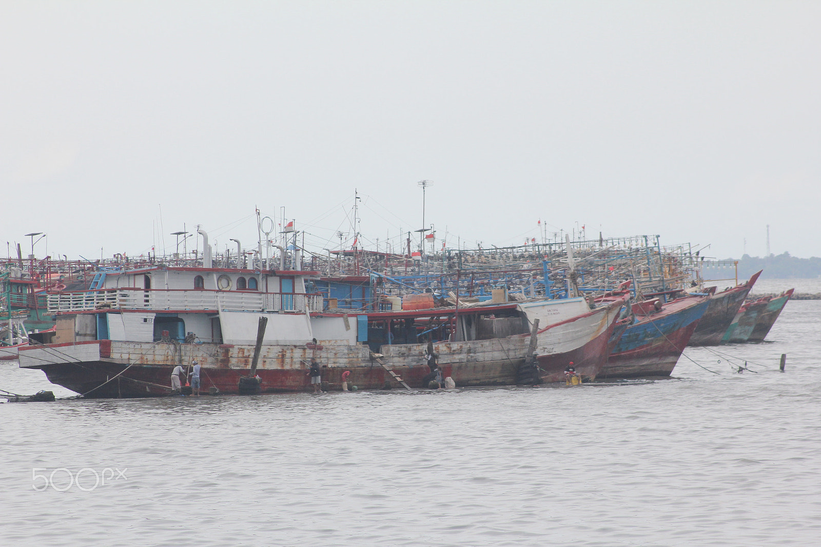 Canon EF 75-300mm f/4-5.6 USM sample photo. Rusty boat photography